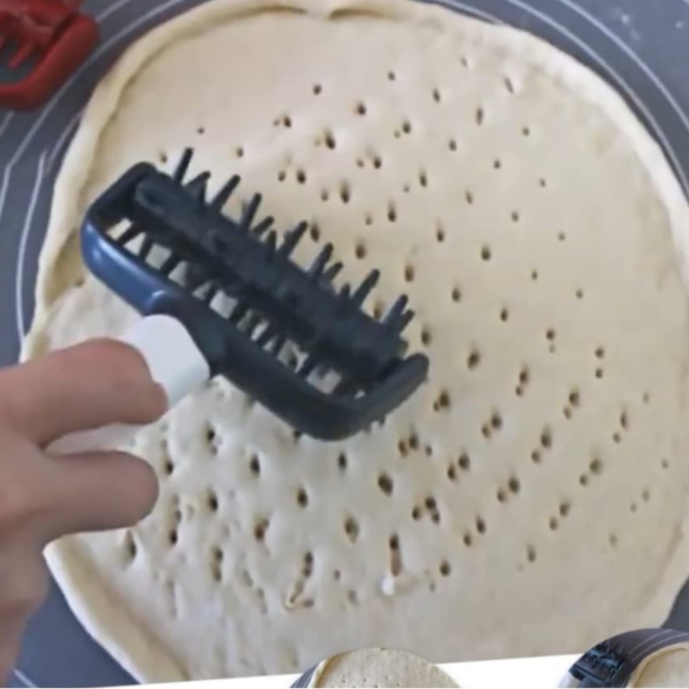 NIB Roller Hole Punch Pastry Baking Roller Bread Pin